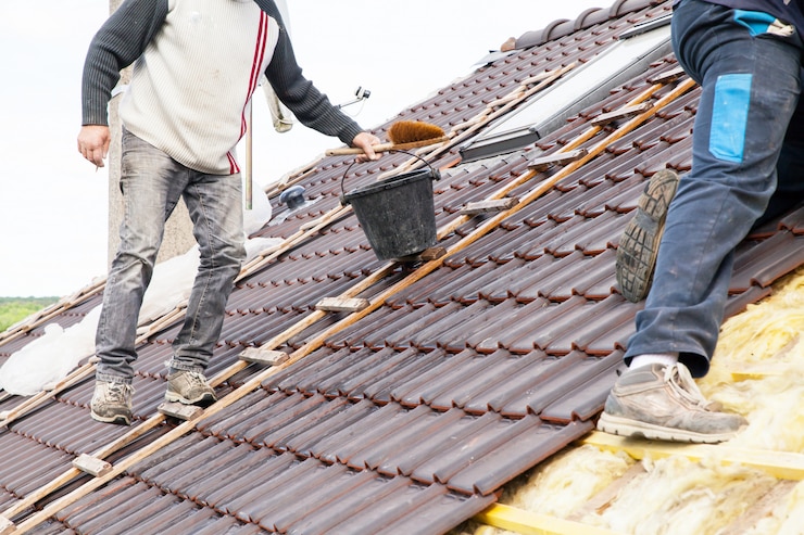 roofer-laying-tile-roof_105413-1315 Замена кровли